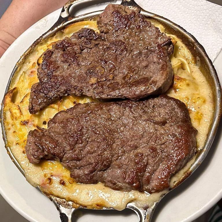 Com 2 pedaços de scalopini de filet mignon