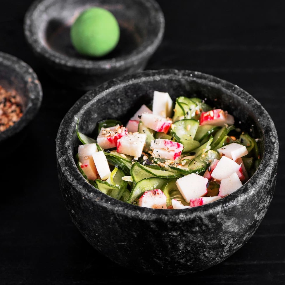 Vinagrete de pepino japonês com kani e farofa de gergelim.