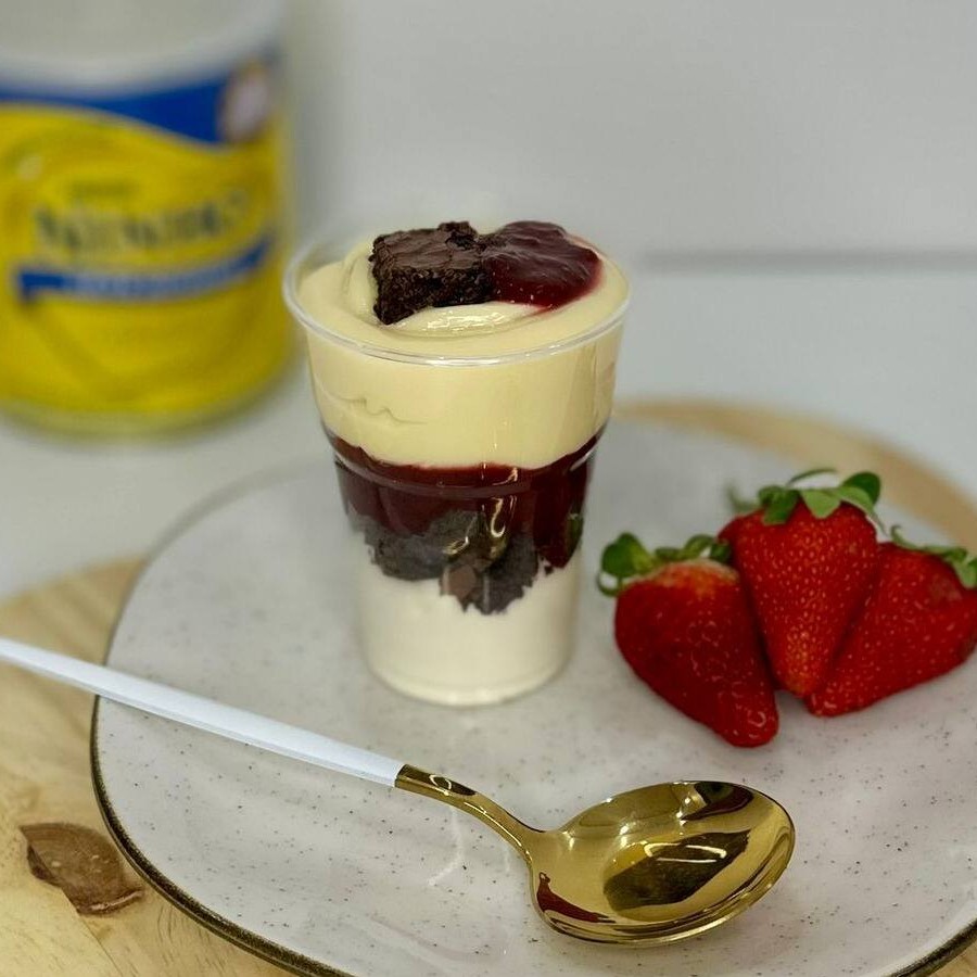 Mousse de leite Ninho cremoso, com camadas de brownie, geleia artesanal de morango e brigadeiro cremoso de Ninho. Finalizado com pedaços de brownie e mais geleia, é uma sobremesa irresistível e cheia de sabor!