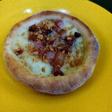 Mussarela com bacon e alho crocante