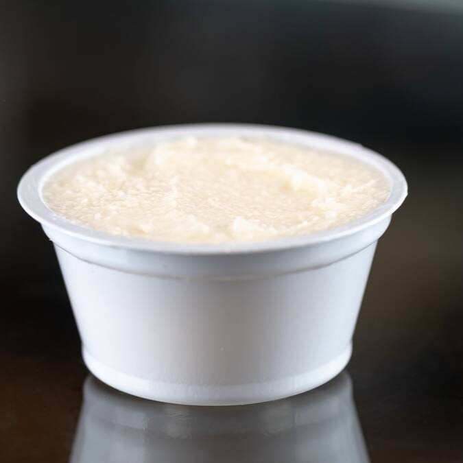 O Aioli é um molho cremoso e saboroso, típico da culinária mediterrânea à base de alho e maionese. É um excelente molho para sanduíches e wraps, e também para comer com batatinhas fritas!