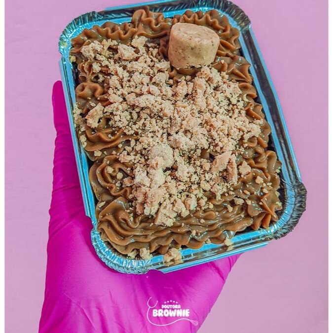 Marmitinha de brownie com cobertura de doce de leite caseiro e paçoquita