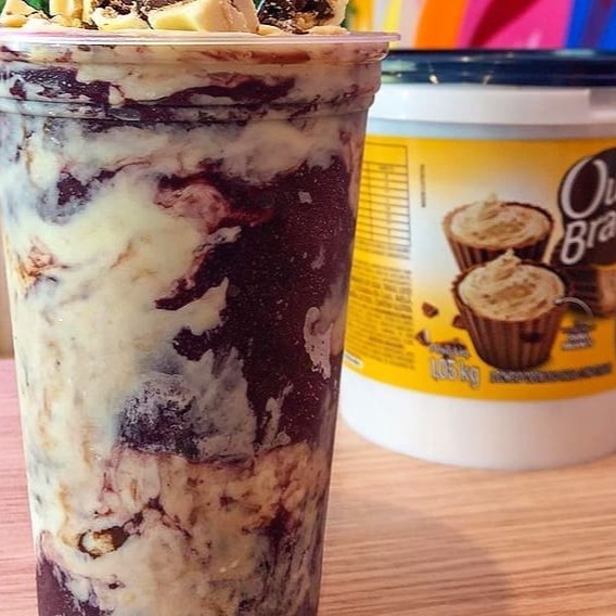 Açaí no copo de 500ml com creme de ninho, bombom ouro branco e amendoim picado. ** Se desejar adicione mais itens. **