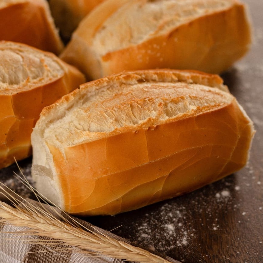 Apresentando o Pão Francês - um dos itens mais pedidos da Imperial Botafogo. Nossa imagem pode ser ilustrativa, mas a qualidade e o sabor deste clássico são inconfundíveis. Produzido diariamente com ingredientes de primeira linha, exala um aroma irresistível e apresenta uma crosta crocante perfeita, enquanto guarda um interior macio e aconchegante. Ideal para começar o Dia, acompanhar uma refeição ou um lanche rápido. Valorize cada mordida, desfrute da simplicidade feita com excelência.