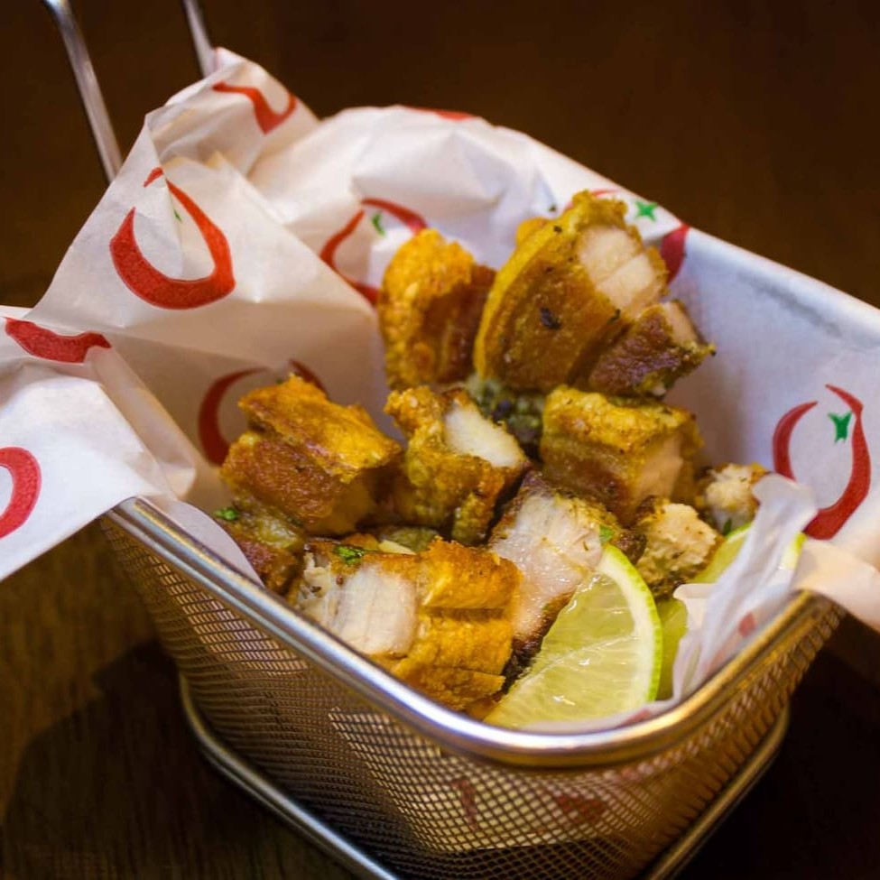 Corte nobre de barriga de porco temperada.