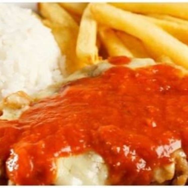 Bife de contra filé premium empanado em farinha fina e frito, coberto com molho caseiro e queijo mussarela premium derretido com um super acompanhamento a sua escolha. Acompanha arroz branco soltinho, feijão preto cremoso, macarrão espaguete al dente e nossa especial farofa caseira crocante.  Serve bem 1 pessoa