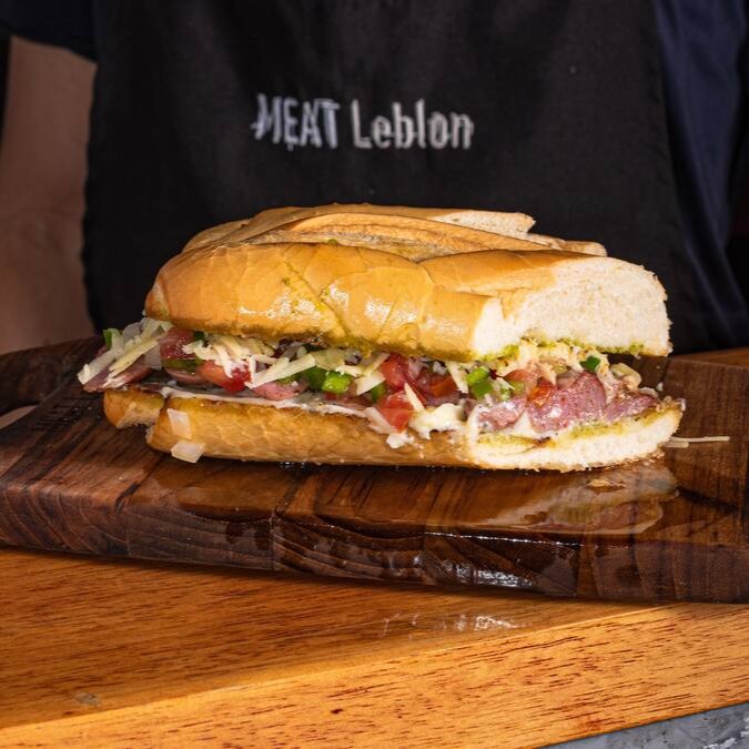 Baguette, Linguiça de Costela Angus,  Queijo Catupiry, Queijo Parmesão Gratinado e Molho à Campanha.