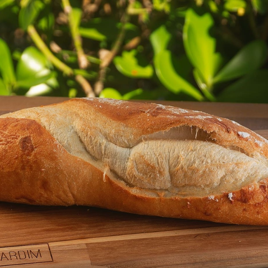 Delicioso Pão Italiano fresquinho, perfeito para sanduíches ou acompanhamentos.