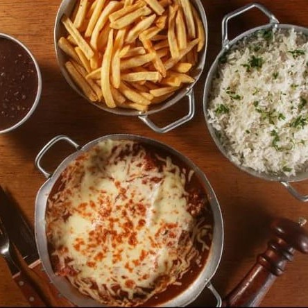 Acompanha arroz, feijão, purê de batatas ou fritas.
