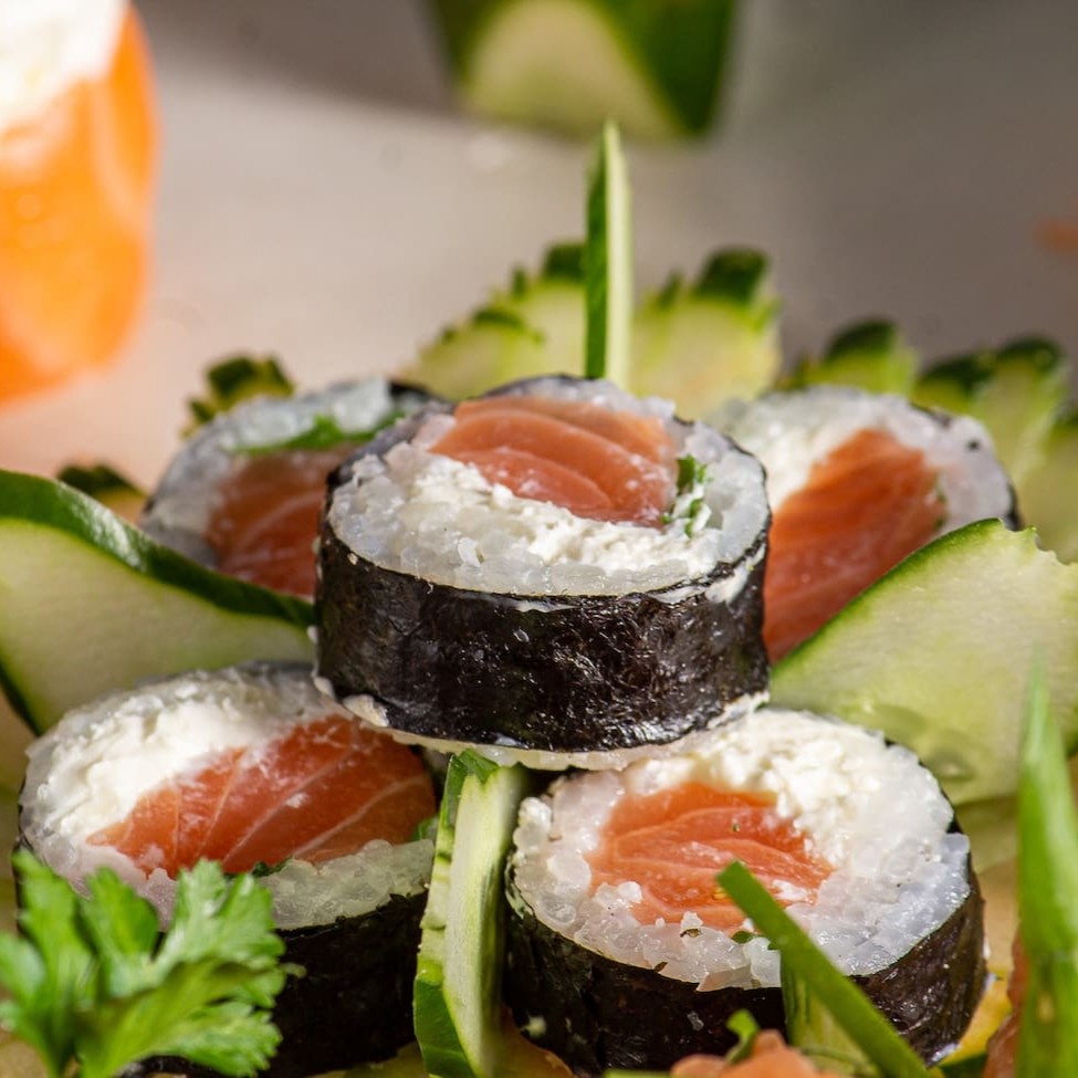 Arroz, salmão, cream cheese e cebolinha