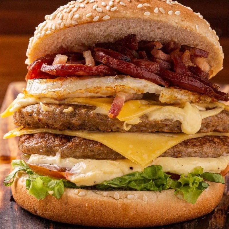 Pão, 2 Carnes, Ovo, Queijo, Bacon, Calabresa, Salada E Maionese.