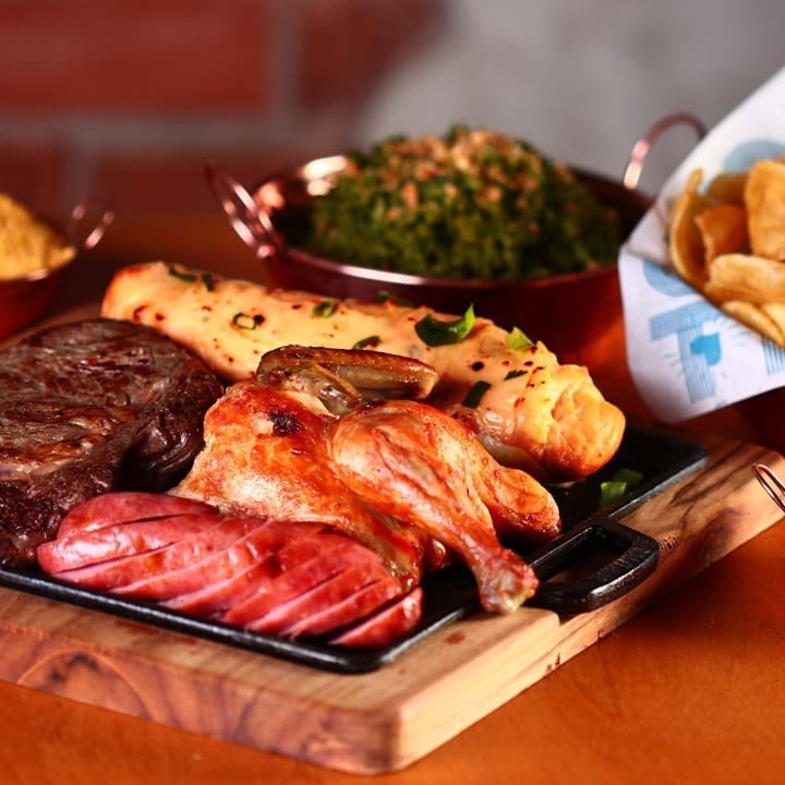 Meio galeto, linguiça Toscana, bife ancho e pão de alho especial