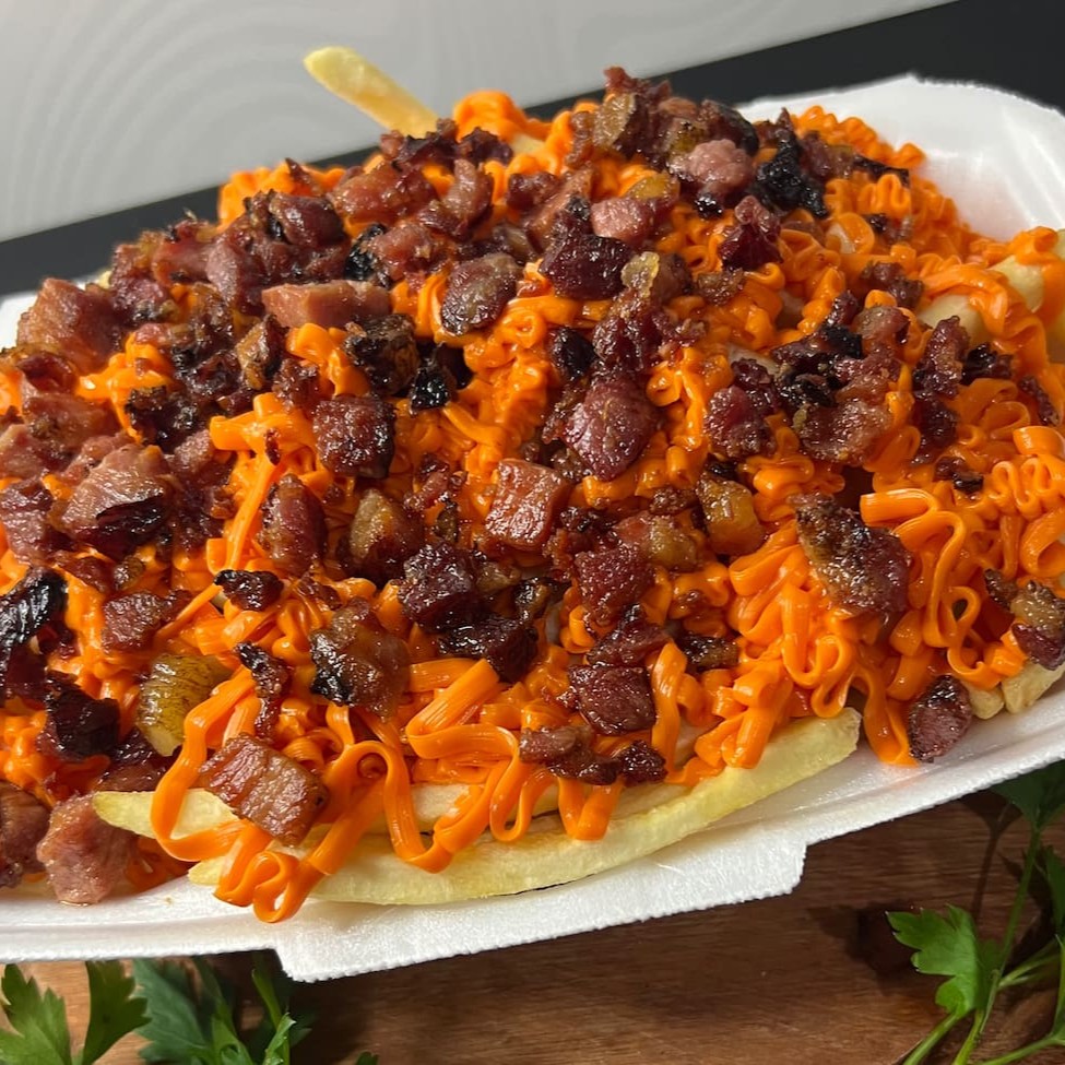 Batata corte fino, turbinada com cheddar(Latco Crioulo) e bacon. Saches de Molhos grátis (catchup e barbecue)