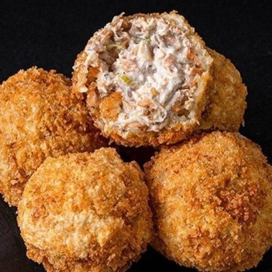 Bolinhas crocantes de salmão,cream chesse e um tempero especial do chef.