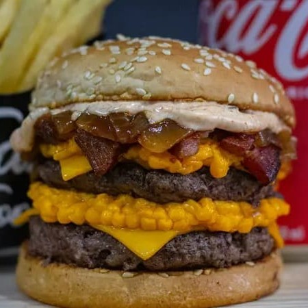 Pão, 2 carnes artesanais 100g, 2 queijo cheddar, 2 cheddar melt cremoso, bacon, cebola caramelizada, barbecue, molho