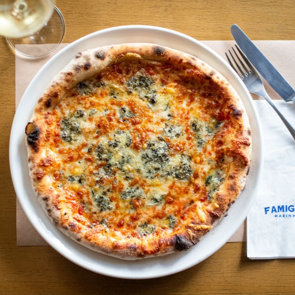 Muçarela de búfala, Parmesão, Gorgonzola e Provolone.