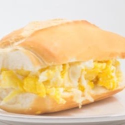 O pão francês com ovo é um clássico simples, mas cheio de sabor. A crocância da casquinha dourada do pão se combina com a maciez de seu miolo, criando uma base perfeita para o ovo frito ou mexicano. O ovo, com sua gema dourada e suculenta, se mistura ao pão, proporcionando uma explosão de sabor em cada mordida. O aroma acolhedor e o contraste entre o crocante do pão e os especiais do ovo tornam essa combinação irresistível, sendo uma opção deliciosa para um café da manhã ou lanche rápido.