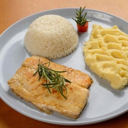 Acompanhado de purê de batata e arroz