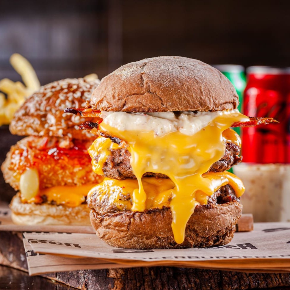 Aqui, tu escolhe 2 Quaisquer sanduíches do nosso cardápio. Leva uma batatinha maravilhosa própria pra delivery ou aquela canoa braba. 1 Molho pra batata. 2 cocas lata ( ou outro ) Ideal pra dividir e ficarem bonitões na foto.