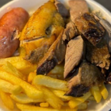 Delicioso churrasco misto acompanhado de arroz, feijão farofa e batata frita.