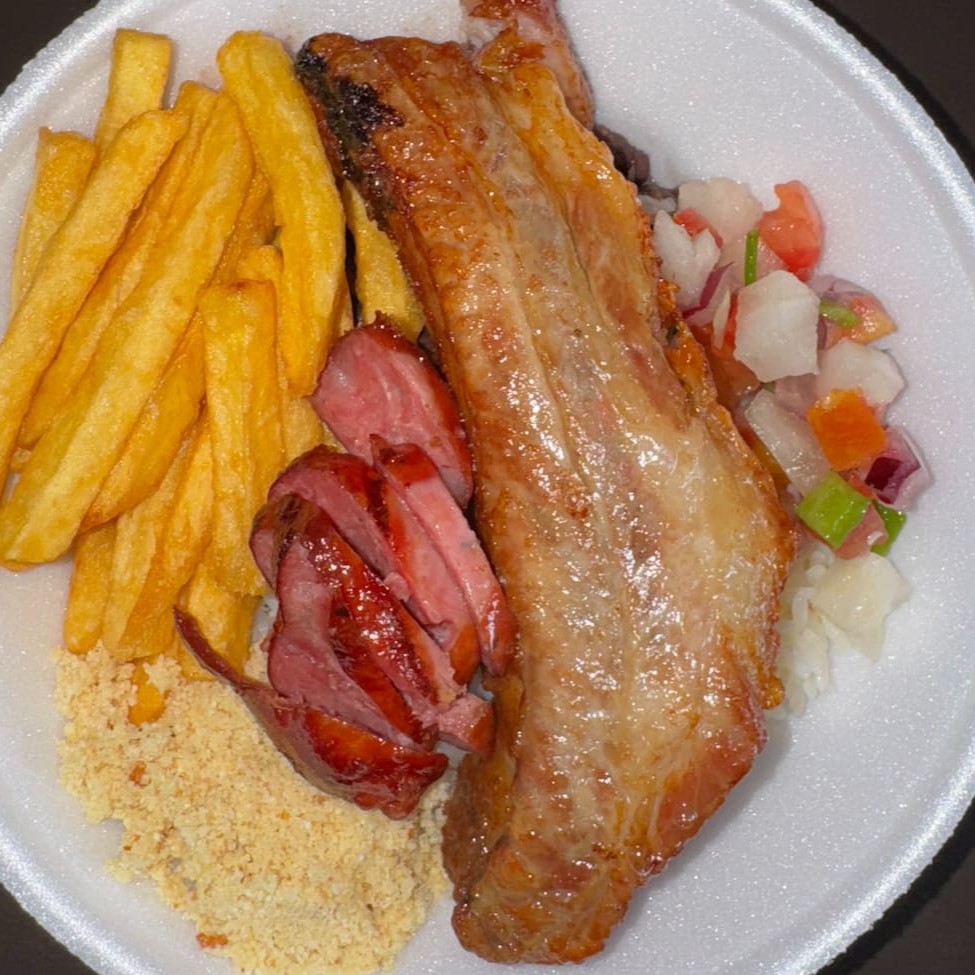 Acompanha arroz, feijão, farofa, molho vinagrete , linguiça e outros acompanhamentos.
