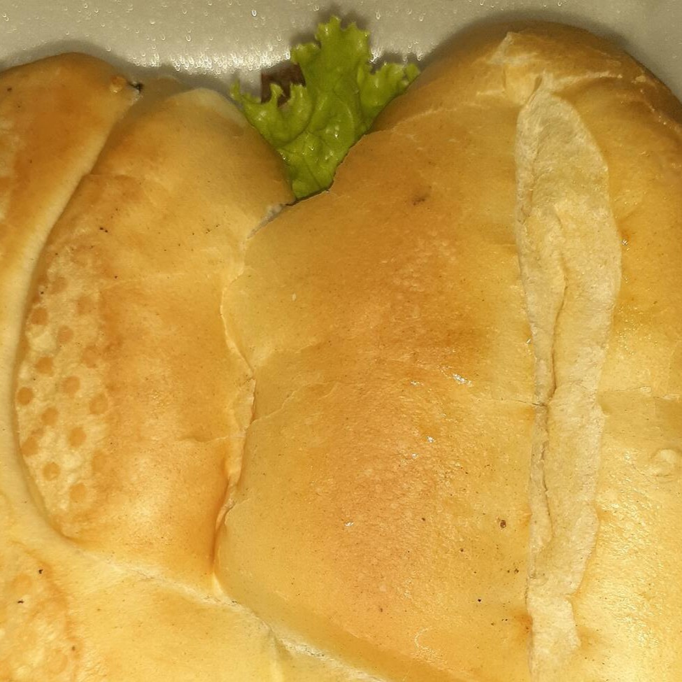 Delicioso Sanduíche de Frango acompanhado de um Molho Especial da Casa. Este saboroso sanduíche é servido em um pão de sal fresco e crocante, recheado com suculentas folhas de alface, fatias de tomate fresco e uma generosa porção de mussarela derretida. Para torná-lo ainda mais irresistível, adicionamos dois ovos fritos perfeitamente cozidos. Um prato perfeito para qualquer hora do Dia, repleto de sabor e texturas agradáveis ao paladar.