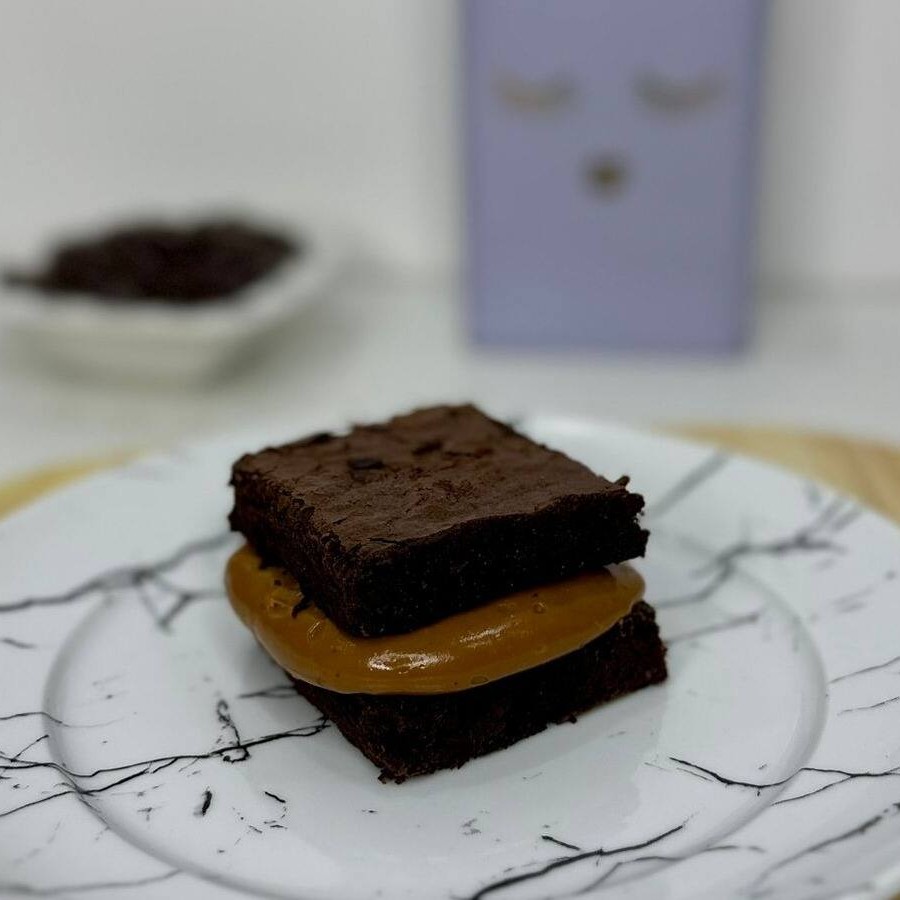 Duas camadas de brownie macio e intenso em sabor, recheadas com uma combinação irresistível de doce de leite cremoso artesanal. Uma explosão de sabor que combina o chocolate intenso com a doçura perfeita. Ideal para matar a vontade de um doce especial!