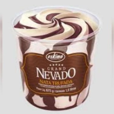 Apresentamos a Nata Trufada, uma delícia da categoria 'Potes 1,5l Grand Nevado'. Este sorvete de nata excepcionalmente cremoso é habilmente mesclado com uma generosa calda de chocolate trufado, que enriquece seu sabor. O resultado é um sorvete incrivelmente leve, evocando a suavidade inigualável de um floco de neve. Sua textura inesquecível e a combinação de sabores vão te surpreender e te levar a uma experiência gastronômica única. A Nata Trufada é a sobremesa perfeita para qualquer ocasião!
