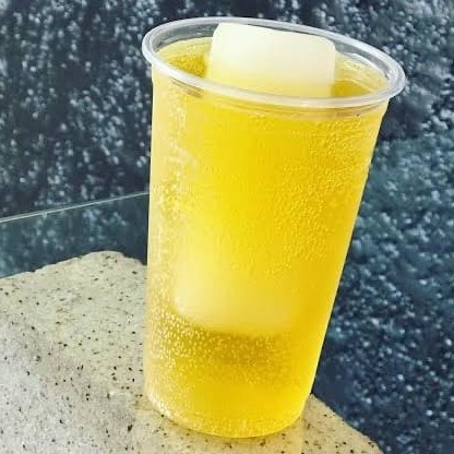 Desfrute do nosso 'Copão de Whisky Cavalo Branco 700ml', uma seleção requintada para os apreciadores de bebidas finas. Este copão é meticulosamente montado na hora com gelo de coco refrescante, adicionando um toque tropical sutil, e é energizado com o vigoroso 'Energético Vrau', proporcionando uma combinação vibrante e inigualável. Adentre no universo de sabores marcantes e estimulantes do whisky, e viva uma experiência de consumo excepcional e inesquecível.