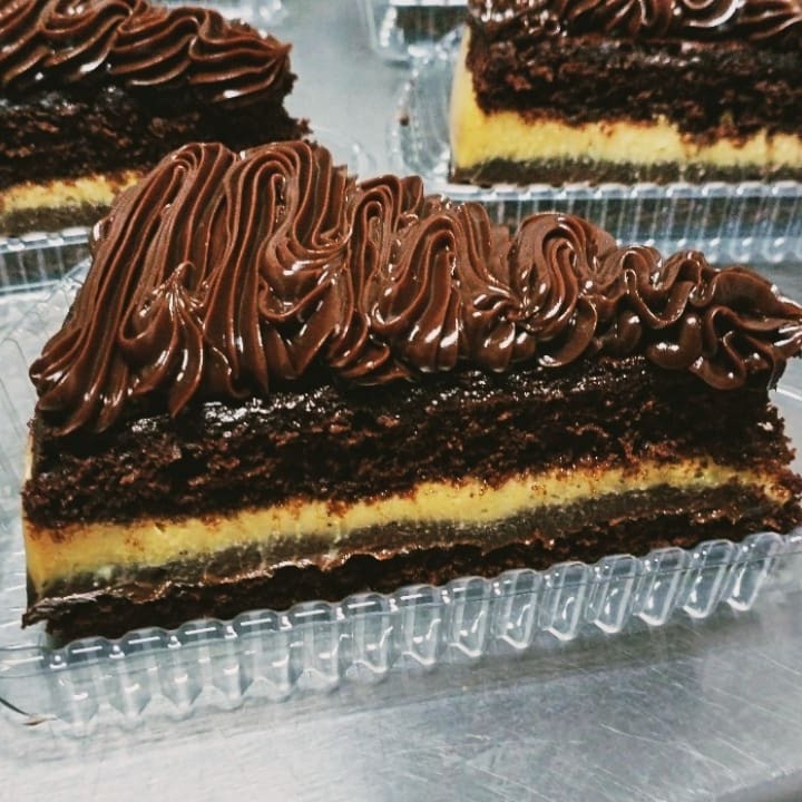 Massa de chocolate bem molhadinha com um creme de maracujá feito com a redução da fruta e o melhor brigadeiro de chocolate super cremoso que derrete na boca. Pra quem ama um bolo mais equilibrado, com aquele leve azedinho do Maracujá. Peso aprox. 240g.