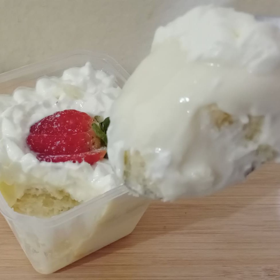 Bolo branco com recheio de leite Ninho e chantilly trufado finalizado com morango. Pote 250ml
