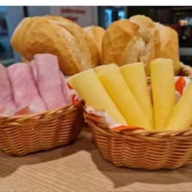 Nesse Combo: 6 Pães Francês 100 Gramas De Queijo prato 100 Gramas De Presunto