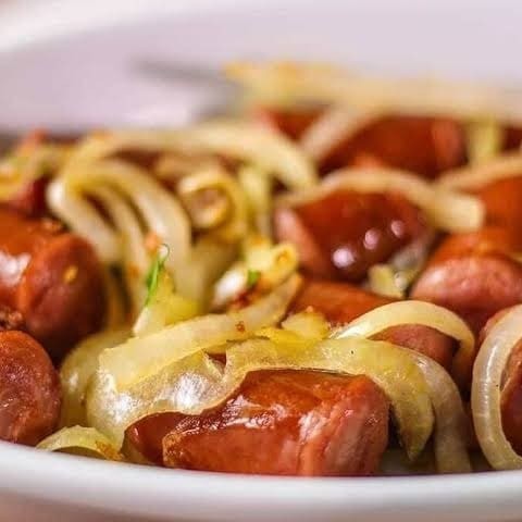 Acompanha feijão ,arroz ,macarrão, farofa e um acompanhamento a sua escolha