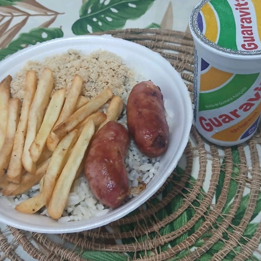Deliciosa Linguiça Toscana acompanhado de arroz, farofa e salada de maionese,