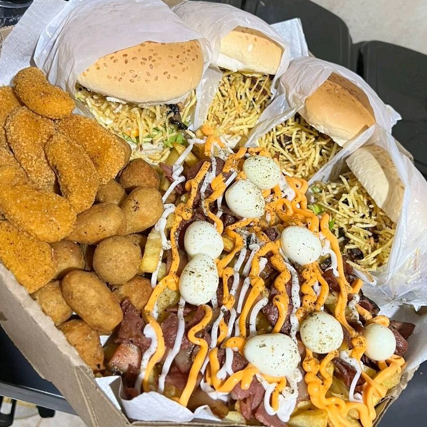 4 x-tudos, batata c/cheddar, Catupiry, bacon, calabresa, orégano, ovo de codorna, salgadinhos e nugguets