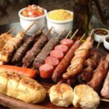 4 espetinhos acompanhados de farofa  e 2 guaranás naturais