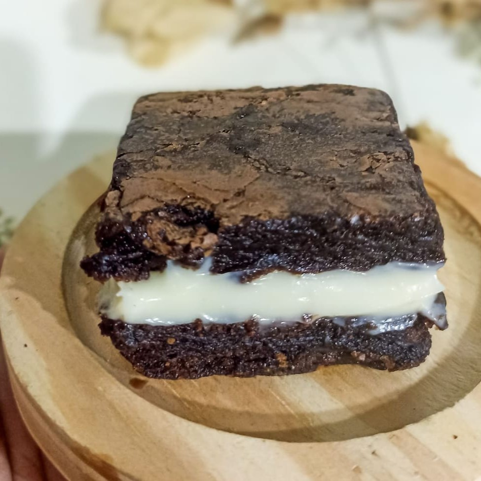 Nosso delicioso Brownie preparado com Chocolate Nobre Meio Amargo e Chocolate 50% Cacau, úmido e com um delicioso recheio da sua escolha. Tamanho 5x5. . . . ###Tags### promocao promoção desconto entrega gratis entrega rapida oferta combo cupon cupom Nutella nutela Ninho brownie braune chocolate doce morango laka Oreo felicidade bolo no pote bolo vulcao coxinha morango ferrero rocher caseirinho pistache pavê torta brigadeiro gourmet sobremesa