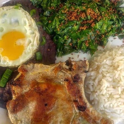 Quentinha de Carré à Mineira. Esta delícia é composta por um suculento carré, preparado à moda mineira, com o arroz branco soltinho, tutu de feijão, ovo frito, farofa da casa e a couve refogada. Marmita sugerida para 01 pessoa com aproximadamente 800 gramas de comida.