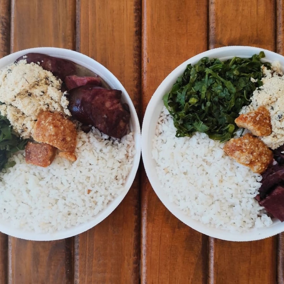 Deliciosa quentinha de Feijoada completa com couve manteiga refogada, farofa, arroz branco e torresmo crocante. Marmita indicada para 02 pessoas. Comida quentinha, feita na hora do seu pedido! Super caprichada! 500 gramas de feijoada em cada quentinha.
