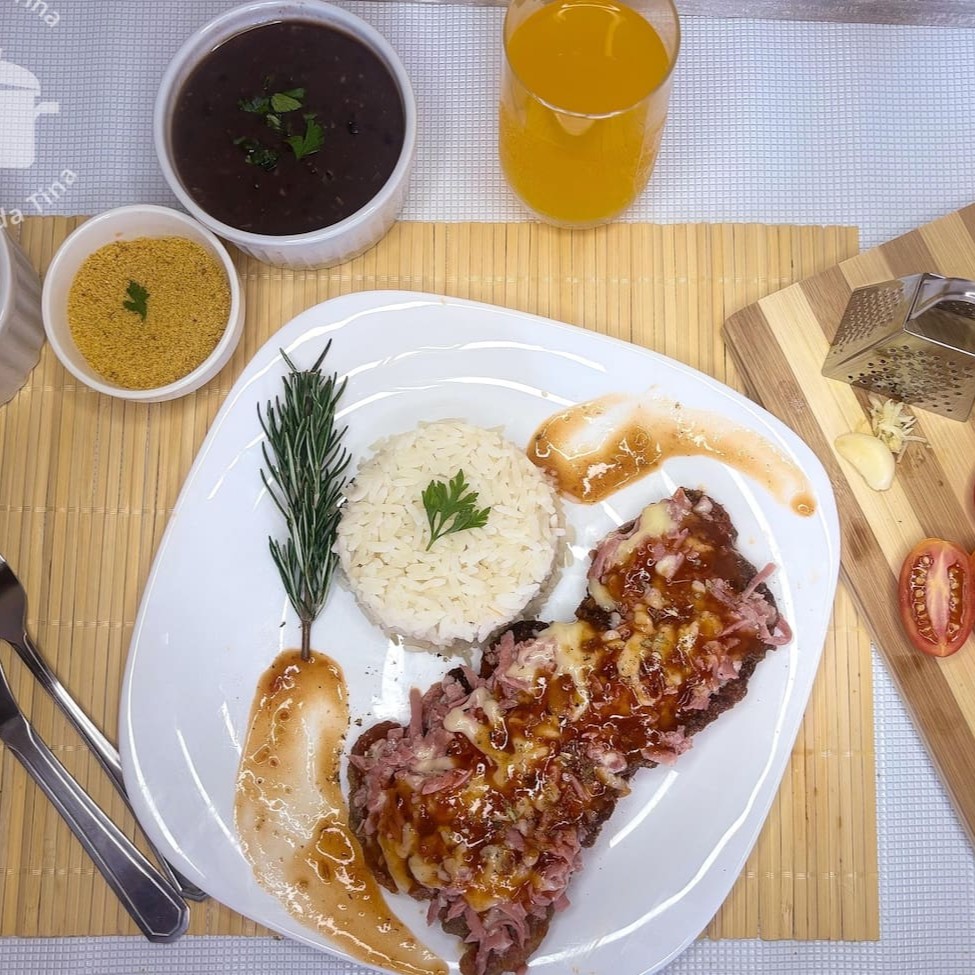 Saboroso contra filet empanado c/ molho de tomate autoral da casa, perfeitamente temperado para realçar seu sabor único. Complementos opcionais estão disponíveis para tornar sua refeição ainda mais completa e personalizada. Uma quentinha  que traz aconchego e satisfação em cada garfada!