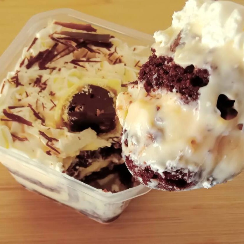 Bolo de chocolate com recheio de bombom Ouro Branco coberto com chantilly e bombom. Pote de 250 ml