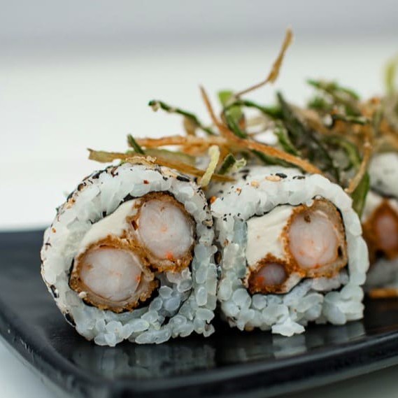 Arroz, camarão empanado e cream cheese.
