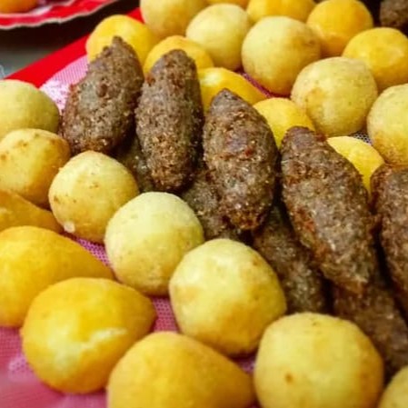 Delicie-se com uma variedade de 10 sabores à sua escolha, todos fritos na hora.  Cada salgadinho é preparado com carinho, com tamanho de festa de 25g, garantindo uma explosão de sabores em cada mordida.   E o melhor de tudo, entrega grátis! Aproveite essa oferta irresistível.