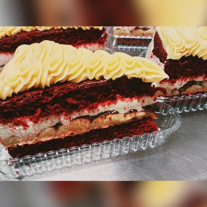 Nosso Red velvet tem uma massa com um sabor único, recheio de mousse de cream cheese com geleia de morango e brigadeiro de leite Ninho. O bolo vermelho que a gente ama. Peso aprox. 240g.