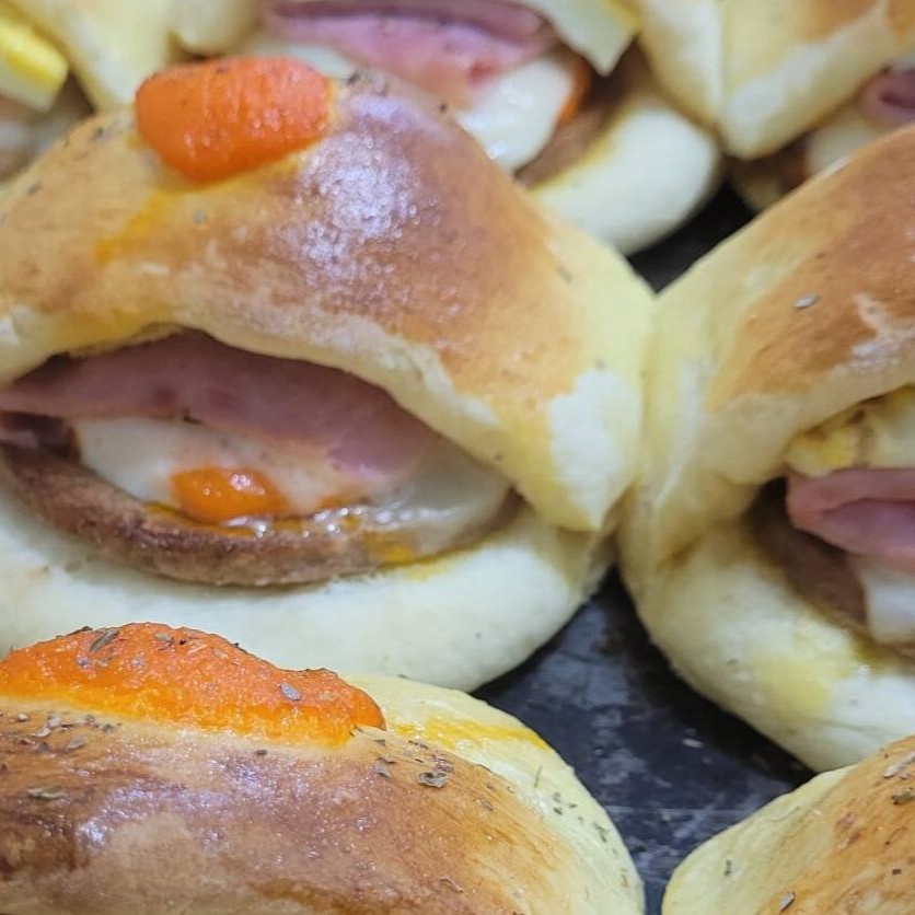 Massa pré assada com hambúrguer queijoe e presunto,ovo, bacon e cheddar