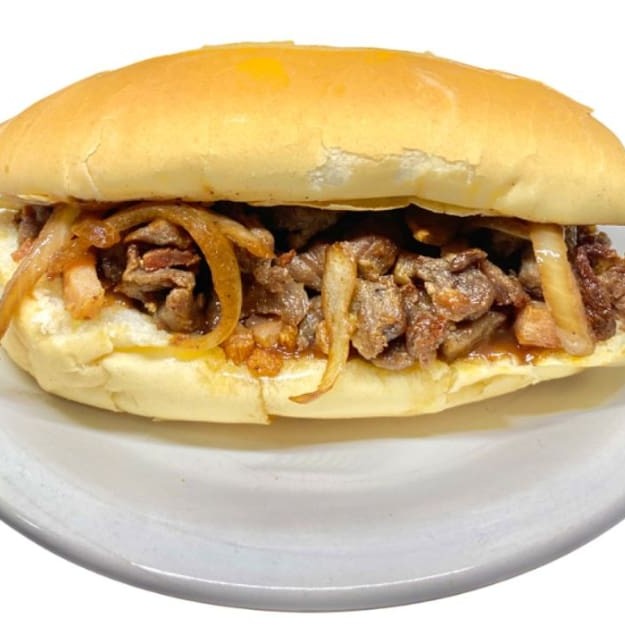 Sanduíche Artesanal de Carne  Sanduíche artesanal recheado com carne bovina picada, suculenta e bem temperada, queijo muçarela derretido, molho barbecue com toque defumado e cebola caramelizada no shoyu. Sabor marcante e equilibrado em cada mordida!