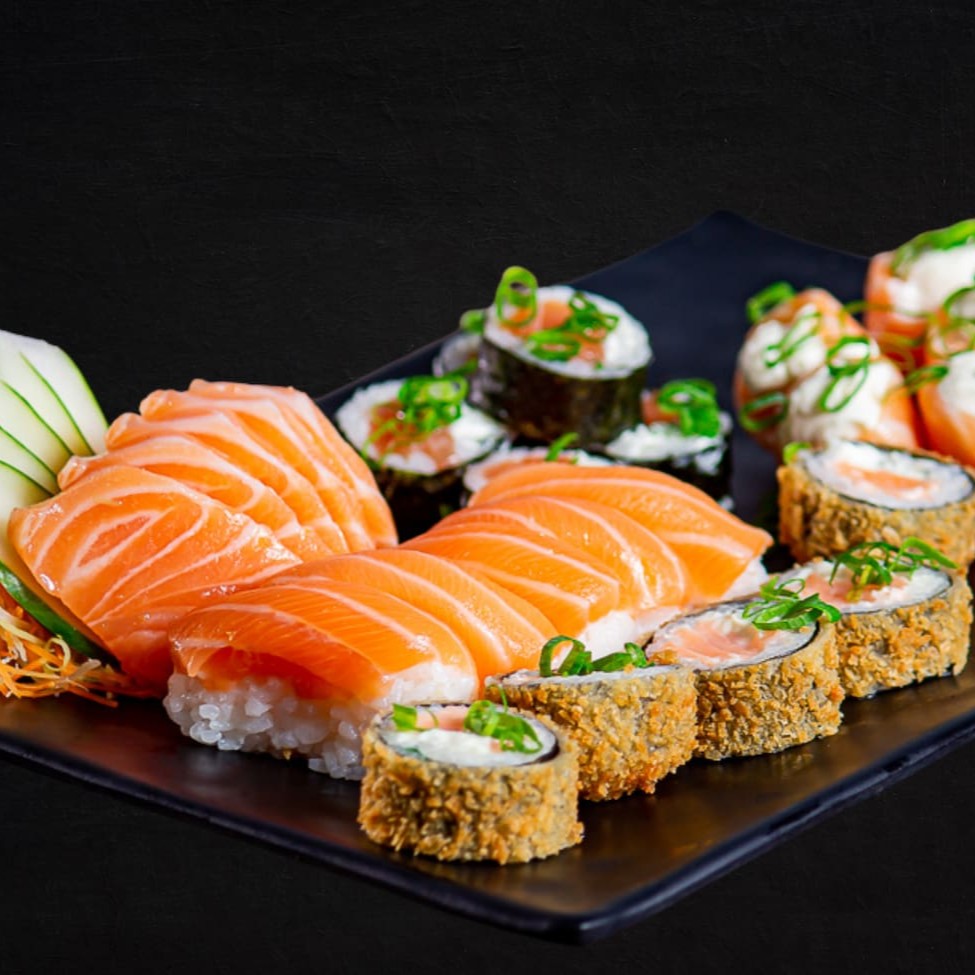 25 peças: 5 Sashimi Salmão, 5 Makimono Philadelphia, 5 Sushi Salmão, 5 Nikit San, 5 Hot Philadelphia.