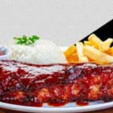 Delicioso Costelinha Suína ao Molho Barbecue acompanha arroz, batata frita e salada verde.