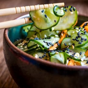 Uma irresistível salada de pepino com kani e gergelim.