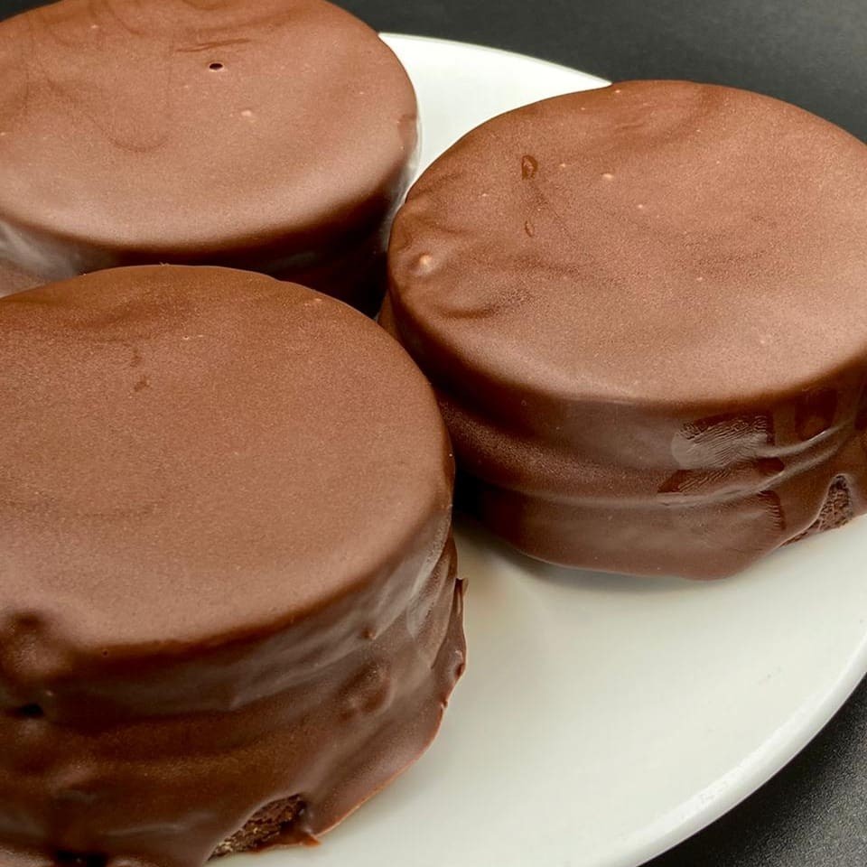 Tradicional pão de mel com cobertura de chocolate.